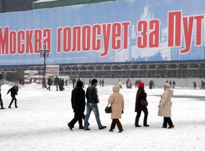 Un enorme cartel electoral del partido de Vladímir Putin pide el voto con el eslogan "Moscú vota a Putin".