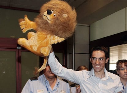 Alberto Contador sujeta un peluche de la mascota del Tour en el aeropuerto de Barajas.