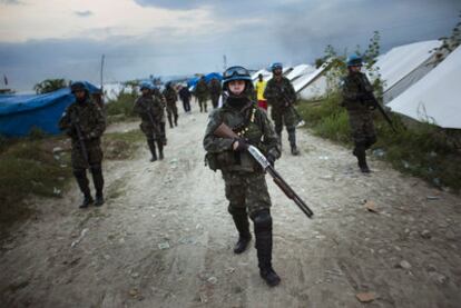 Un destacamento de <i>cascos azules</i> brasileños patrulla un campamento de refugiados en las afueras de Puerto Príncipe tras el terremoto del pasado 12 de enero.