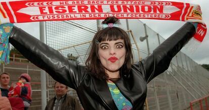 La rockera Nina Hagen con una bufanda del Unión Berlín.