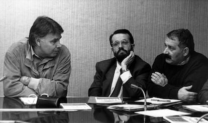 De izquierda a derecha: Felipe González, Francisco Fernández Marugán y José Ángel Fernández Villa, en la primera reunión de la Comisión Ejecutiva Federal salida del 32º congreso del PSOE en 1990.