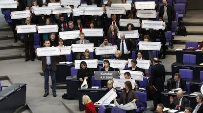 Diputados protestan en el Parlamento alemán antes de la votación sobre el despliegue militar en Afganistán.