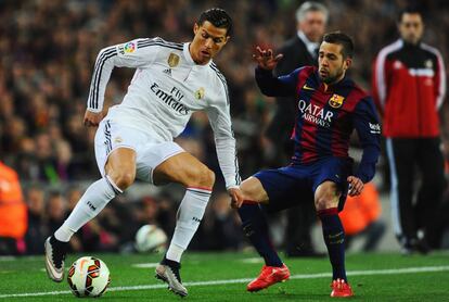 Cristiano controla la pilota davant Jordi Alba.