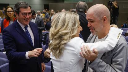 Yolanda Díaz, saluda al líder de CC OO, Unai Sordo (a la derecha), durante la toma posesión de su cartera como vicepresidenta segunda del Gobierno y ministra de Trabajo y Economía Social, el 21 de noviembre. A la izquierda, Antonio Garamendi, presidente de la CEOE.