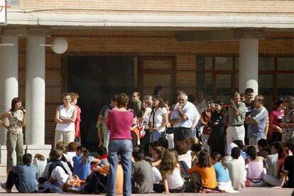Alumnos y profesores del instituto de Sant Vicent de Raspeig, durante la sentada de ayer.