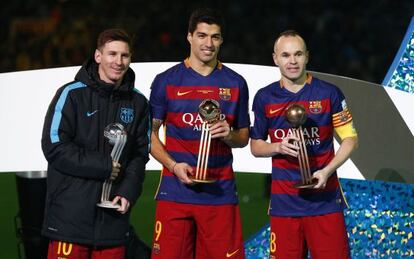 S&uacute;arez con el Bal&oacute;n de Oro, rodeado de Messi (plata) e Iniesta (bronce).