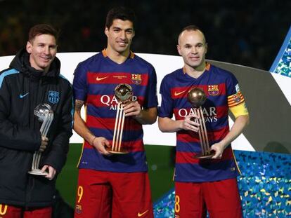 S&uacute;arez con el Bal&oacute;n de Oro, rodeado de Messi (plata) e Iniesta (bronce).