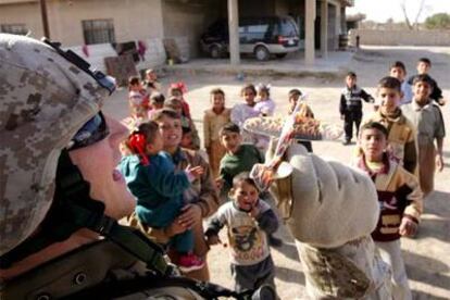 Un soldado estadounidense bromea con niños iraquíes en un poblado cercano a Ramadi, al oeste de Irak.