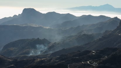 Zonas afectadas por el fuego del incendio forestal, vistas desde la Cruz de Tejeda, con el Teide (Tenerife) al fondo, en el verano de 2019.