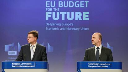 El comisario europeo de Asuntos Económicos, Pierre Moscovici (derecha) y el vicepresidente de la Comisión, Valdis Dombrovskis