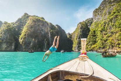 Chapuzón en Pileh Lagoon, en la isla de Phi Phi Lee (Tailandia).