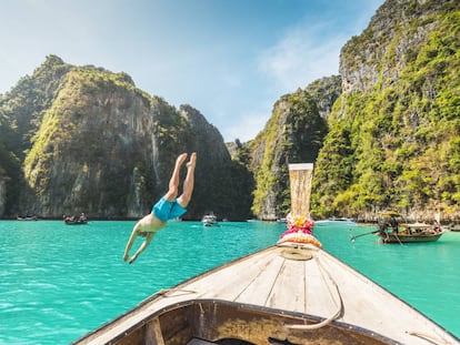 Chapuzón en Pileh Lagoon, en la isla de Phi Phi Lee (Tailandia).