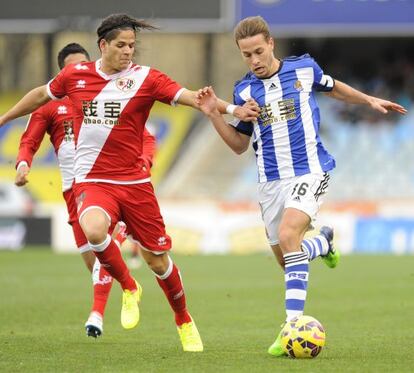 Ze Castro disputa un balón con Canales, del Espanyol.