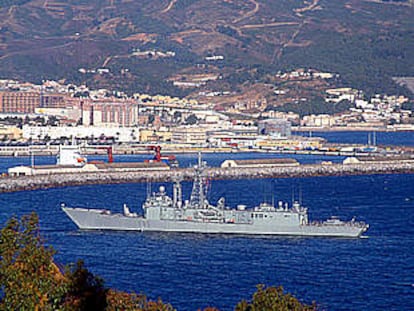 La fragata de la Armada española <i>Navarra,</i> a su entrada ayer en el puerto de Ceuta.