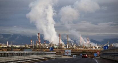 Chimeneas en el polígono petroquíimico norte en Tarragona. 