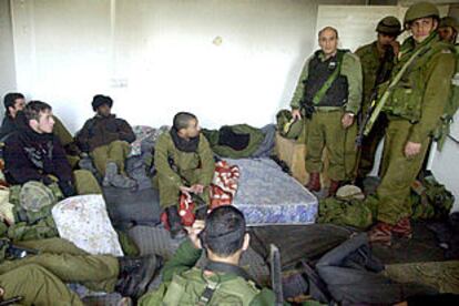El jefe del Estado Mayor israelí, Saúl Mofaz, visita a sus tropas en Ramala, en una imagen del Ejército israelí.
