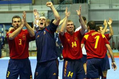 Los jugadores españoles muestran su júbilo tras eliminar a Brasil.
