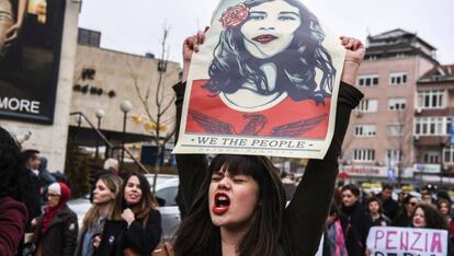 Una mujer con un cartel que dice “Nosotros el pueblo defendemos la dignidad”, en una protesta en Kosovo en marzo.  