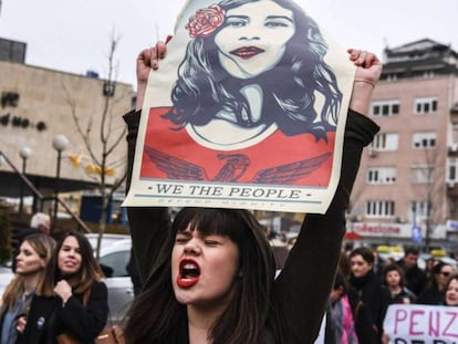 Una mujer con un cartel que dice “Nosotros el pueblo defendemos la dignidad”, en una protesta en Kosovo en marzo.  