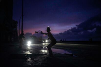 Dos mujeres juegan en la calle durante la noche del 18 de octubre.