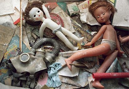 La abandonada guardería de Pripiat con juguetes y máscaras de gas.