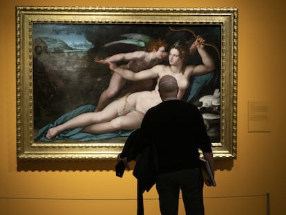 Un visitante observa una obra de Alessandro Allori ('Venus y Cupido') en el Museo del Prado, en Madrid.