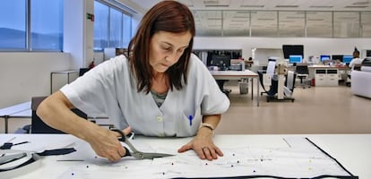 Una operaria del taller de confección de Inditex en Arteixo (La Coruña).