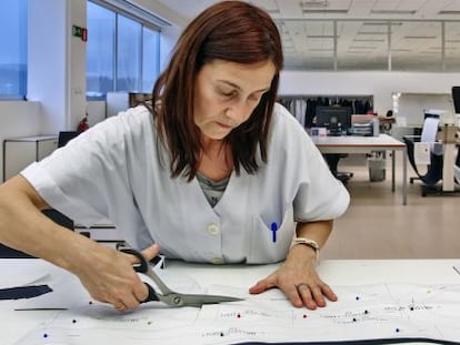 Una operaria del taller de confecci&oacute;n de Inditex en Arteixo (La Coru&ntilde;a).