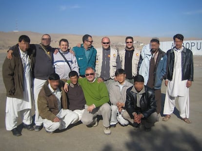 Rashid (a la derecha, agachado), en una imagen cedida con personal de la Agencia Española de Cooperación Internacional para el Desarrollo, en la provincia afgana de Badghis en 2008.