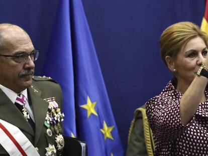 La ministra de Defensa, María Dolores de Cospedal, amb el cap de l'Estat Major de la Defensa (Jemad), el general Fernando Alejandre Martínez, aquest dijous a Madrid.