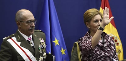 La ministra de Defensa, Mar&iacute;a Dolores de Cospedal, junto al Jefe del Estado Mayor de la Defensa (Jemad), el general Fernando Alejandre Mart&iacute;nez, este jueves en Madrid.
