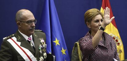 La ministra de Defensa, María Dolores de Cospedal, junto al Jefe del Estado Mayor de la Defensa (Jemad), el general Fernando Alejandre Martínez, este jueves en Madrid.