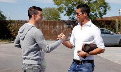 Bale y Cristiano Ronaldo se saludan.