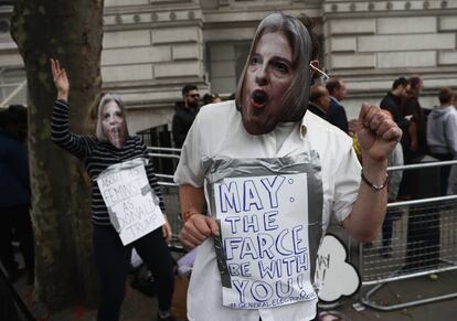 Una manifestant amb una màscara de Theresa May protesta a l'entrada de Downing Street.