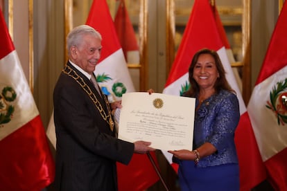 Mario Vargas Llosa recibe la condecoración del Gran Collar de la Orden del Sol de manos de la presidenta de Perú, Dina Boluarte