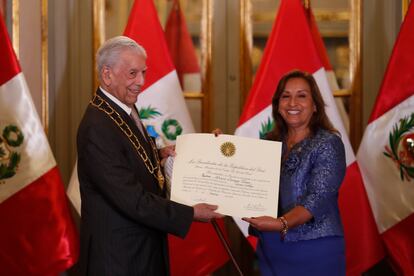 Mario Vargas Llosa recibe la condecoración del Gran Collar de la Orden del Sol de manos de la presidenta de Perú, Dina Boluarte