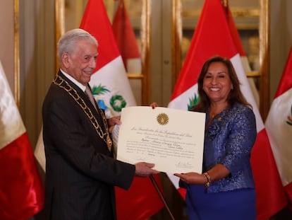 Mario Vargas Llosa recibe la condecoración del Gran Collar de la Orden del Sol de manos de la presidenta de Perú, Dina Boluarte.