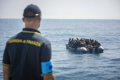 La patera transportaba 43 hombres, 19 mujeres, de las cuales 3 estaban embarazadas y 6 niños. Todos eran subsaharianos de Guinea Conacry, Congo, Camerún, etcétera.