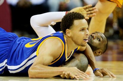 Curry y LeBron, tras una pugna por el bal&oacute;n.