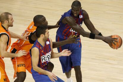 Los jugadores del Fuenlabrada Laviña y Sené y los azulgrana Ndong y Navarro luchan por el balón