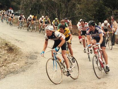 Miguel Indurain (en primer término, a la derecha), durante una carrera con el equipo Reynolds en sus inicios.