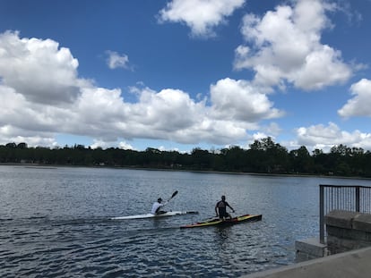 Dos piragüistas en el lago de la Casa de Campo.