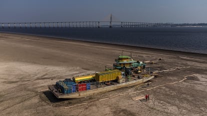 Un remolcador y un ferri que transportaba combustible, gasolina y vehículos, encallados por la fuerte sequía que azota los ríos de la cuenca del Amazonas, en el municipio de Iranduba, cerca de Manaos (Brasil).