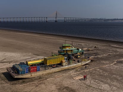 Un remolcador y un ferri que transportaba combustible, gasolina y vehículos, encallados por la fuerte sequía que azota los ríos de la cuenca del Amazonas, en el municipio de Iranduba, cerca de Manaos (Brasil).