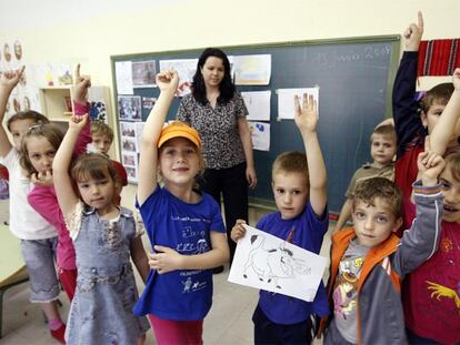 Clase de niños rumanos subvencionada por su propio Gobierno con vistas a un posible regreso a su país.