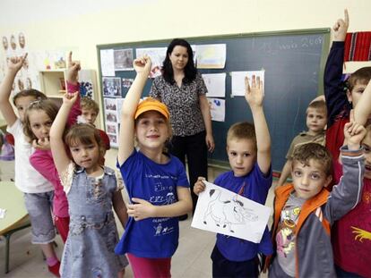 Clase de niños rumanos subvencionada por su propio Gobierno con vistas a un posible regreso a su país.