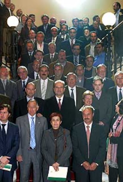 Manuel Chaves, en el centro, ayer con alcaldes de Almería.