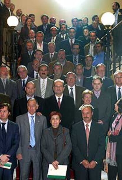 Manuel Chaves, en el centro, ayer con alcaldes de Almería.