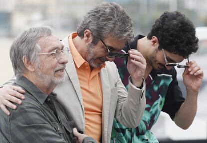 Los actores, desde la izquierda, Luis Brandoni, Ricardo Darín y Chino Darín posan tras la presentación de la película 'La odisea de los giles', este lunes.