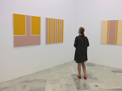 Una mujer observa la serie de Pepa Caballero 'Mediterráneo', expuesta en el Centro Andaluz de Arte Contemporáneo (CAAC) de Sevilla, en la exposición colectiva 'Devenir pintura'.